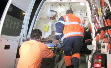Bărbat călcat pe cap de o maşină, înternat în stare gravă la spital